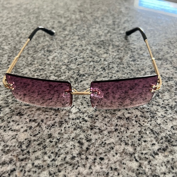 Burgundy tinted sunglasses - Picture 1 of 3